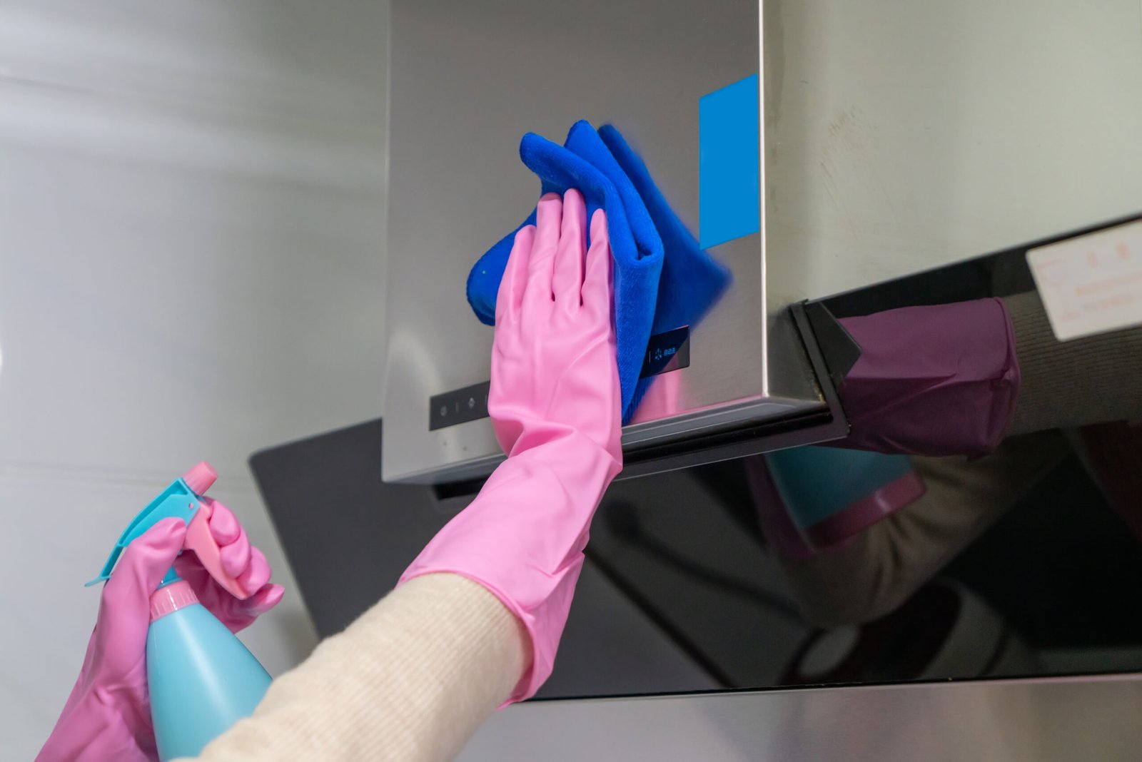 Housewives are cleaning the kitchen to remove oil