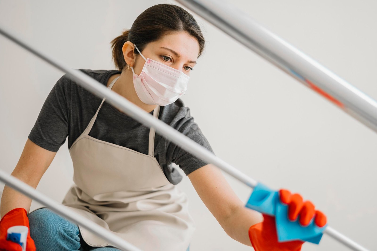 mujer-de-limpieza-con-mascara-medica
